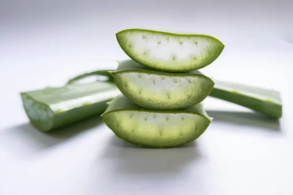 Aloe vera Gel que tiene ambas sustancias para curar cicatrices y se utiliza para producir bebidas saludables o cosméticos que son buenos para la piel — Foto de Stock