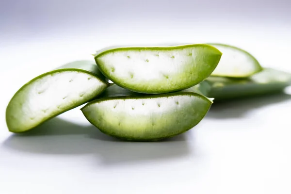 Aloe vera Gel que tiene ambas sustancias para curar cicatrices y se utiliza para producir bebidas saludables o cosméticos que son buenos para la piel — Foto de Stock