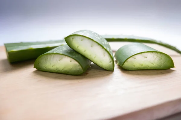 Aloe vera Gel que tiene ambas sustancias para curar cicatrices y se utiliza para producir bebidas saludables o cosméticos que son buenos para la piel — Foto de Stock