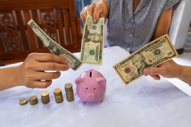 altın sikke büyüme bar grafiği ile pembe kumbara içine üç kadın el bank koyarak, başarı ve emeklilik kavramı için tasarruf büyüyen iş hızlandırmak