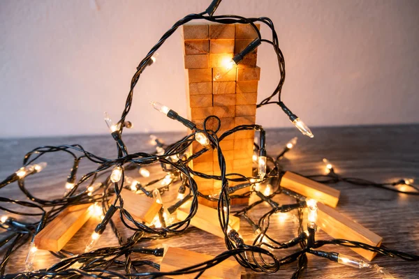 Torre de bloques de madera con luz de fiesta, la planificación de una fiesta para el evento donde el éxito en el proyecto para su uso en varios festivales — Foto de Stock