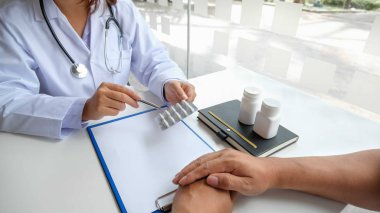 Kadın hemşireler, hasta doktora gidip hastalık sorunlarıyla ilgili sonuçlar aldıktan sonra tedavi önerdiler. Tıbbi ve sağlık hizmetleri kavramları