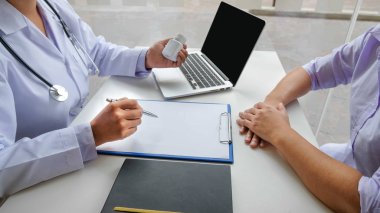 Kadın hemşireler, hasta doktora gidip hastalık sorunlarıyla ilgili sonuçlar aldıktan sonra tedavi önerdiler. Tıbbi ve sağlık hizmetleri kavramları