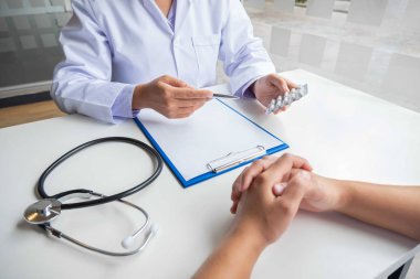 Kadın hemşireler, hasta doktora gidip hastalık sorunlarıyla ilgili sonuçlar aldıktan sonra tedavi önerdiler. Tıbbi ve sağlık hizmetleri kavramları