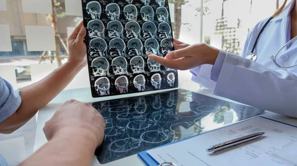 Female doctors, specialists in treatment, make an appointment to meet patients after x-ray and give advice, explain medical information and diagnose the disease. Concept of treatment and good health — Stock Photo, Image