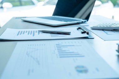 Sonuçları gösteren mali grafiğe yerleştirilmiş kalem.