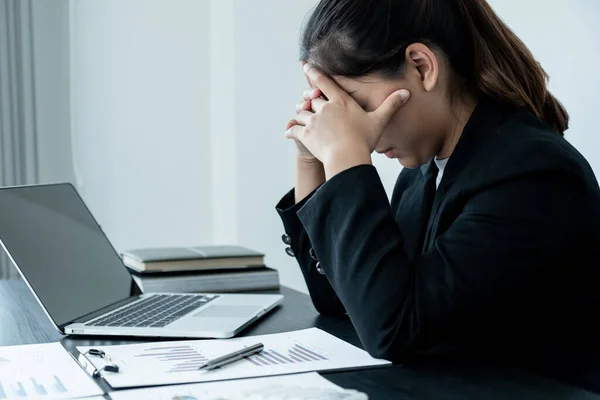 Trött Affärskvinna Med Stressig Huvudvärk Från Jobbet Sittande Vid Ett — Stockfoto