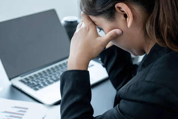 Una Mujer Negocios Cansada Con Dolor Cabeza Estresante Del Trabajo —  Fotos de Stock