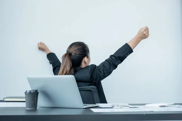 Una Joven Mujer Que Trabaja Una Oficina Con Espalda Hacia — Foto de Stock