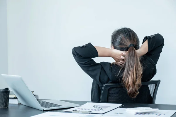 Una Joven Mujer Que Trabaja Una Oficina Con Espalda Para — Foto de Stock