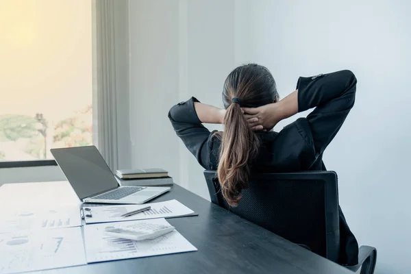 Eine Junge Frau Die Mit Dem Rücken Einem Büro Arbeitet — Stockfoto