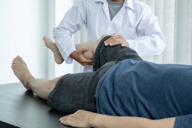 Erkek hastalar muayene ve tedavi için diz ağrısı olan fizyoterapistlere danıştılar. Rehabilitasyon fizyoterapi konsepti.