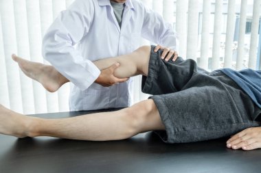 Erkek hastalar muayene ve tedavi için diz ağrısı olan fizyoterapistlere danıştılar. Rehabilitasyon fizyoterapi konsepti.