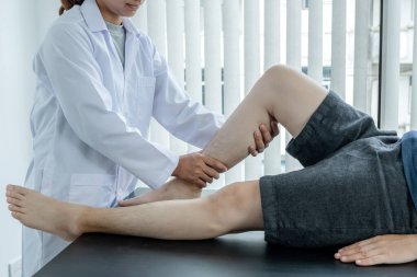 Erkek hastalar muayene ve tedavi için diz ağrısı olan fizyoterapistlere danıştılar. Rehabilitasyon fizyoterapi konsepti.