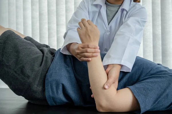 Female Physiotherapists Provide Assistance Male Patients Elbow Injuries Examine Patients — Stock Photo, Image