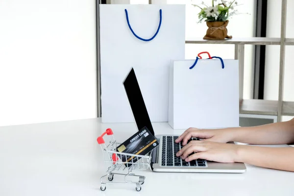 Mulheres Escritório Com Cartão Crédito Usando Laptop Para Compras Line — Fotografia de Stock