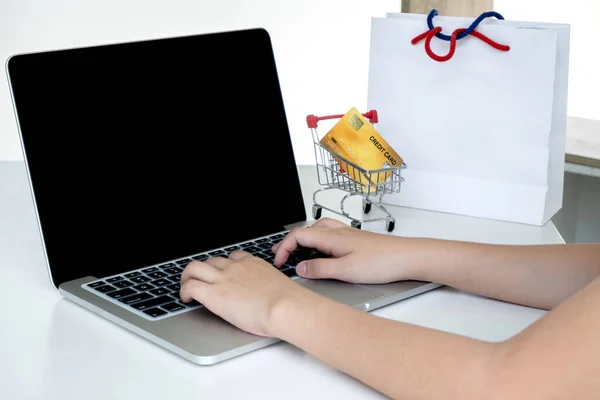 Mulheres Escritório Com Cartão Crédito Usando Laptop Para Compras Line — Fotografia de Stock