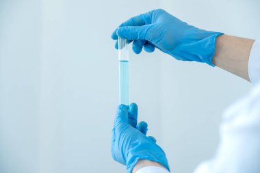 Profesyonel doktorlar aşı önleme ve viral enfeksiyonlardan korunma ve tedavi için aşı örnekleri test edip analiz ediyorlar..