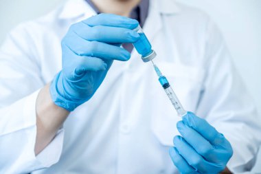 Profesyonel doktorlar aşı önleme ve viral enfeksiyonlardan korunma ve tedavi için aşı örnekleri test edip analiz ediyorlar..