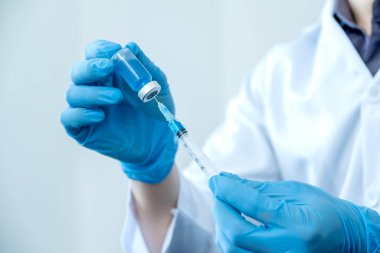 Profesyonel doktorlar aşı önleme ve viral enfeksiyonlardan korunma ve tedavi için aşı örnekleri test edip analiz ediyorlar..