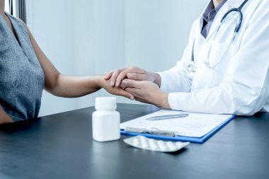 Erkek doktorlar hastanın güvenini korumak ve sağlık hizmetini tavsiye etmek için dost ellerini kullanırlar. Tıbbi kavramlar ve sağlık.