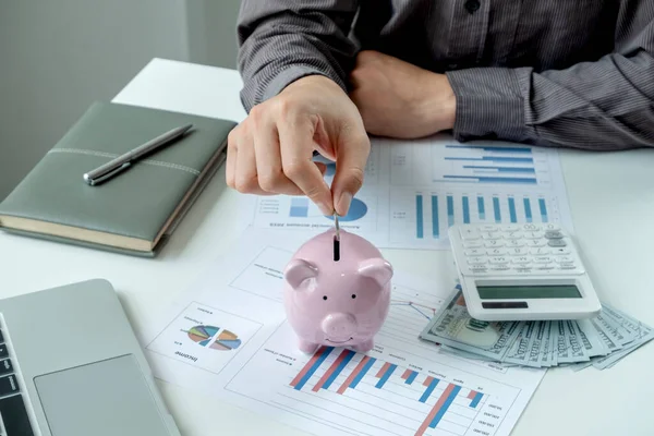 Business Man Putting Coins Piggy Bank Poupar Dinheiro Com Moedas — Fotografia de Stock