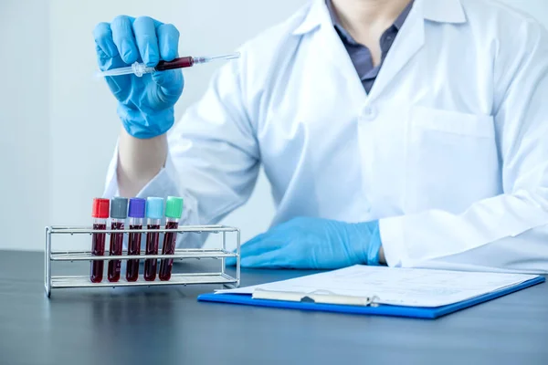 Médicos Profesionales Realizan Pruebas Detección Virus Partir Muestras Análisis Sangre — Foto de Stock