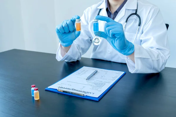 Les Médecins Professionnels Effectuent Des Tests Analysent Des Échantillons Vaccins — Photo