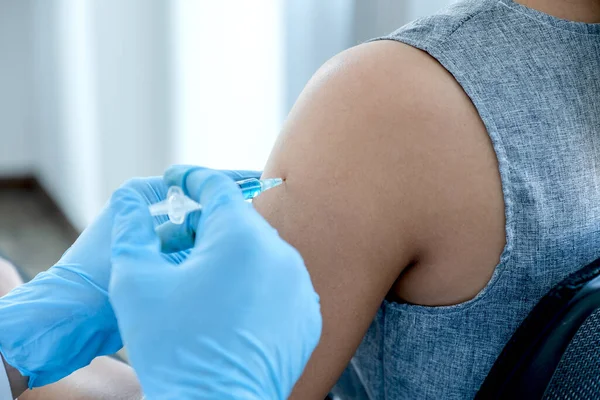 Médicos Vacunados Con Jeringas Para Prevenir Epidemias Hospitales Atención Médica —  Fotos de Stock
