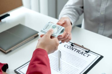 Rüşvet ve yolsuzluk fikrine rüşvet vermesi için ortağına para veren iş adamı..