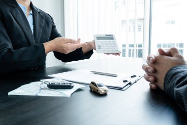 Araba satıcısı sigorta detayları ve araba kiralama bilgileri hakkında müşteriye tavsiyede bulunur kira sözleşmesini imzaladıktan sonra anahtarları teslim eder.