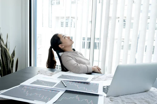 Ein Börsenmakler Mädchen Hat Stress Kopfschmerzen Analysiert Und Berechnet Den — Stockfoto