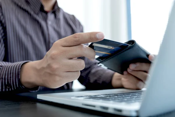 Podnikatel Drží Kreditní Kartu Pomocí Notebooku Pro Line Nákupy Internetové — Stock fotografie