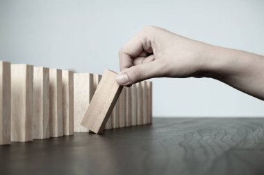 Ahşap blok oyunu oynayan iş kadınlarının elleri. Ticari büyüme ve başarı için yönetim riski ve strateji planlarını kabul et.