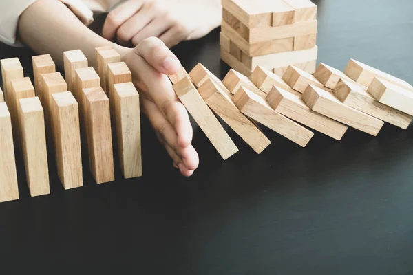 Mãos Empresária Param Bloquear Jogo Madeira Jogando Colocando Bloco Madeira — Fotografia de Stock