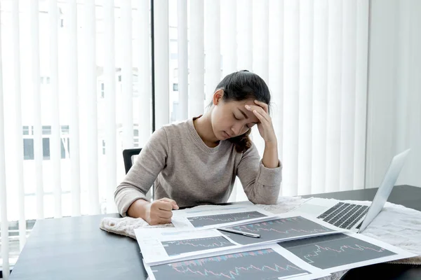 Stockbroker Girl Has Stress Headaches Analyzes Calculates Stock Market Falling — Stock Photo, Image