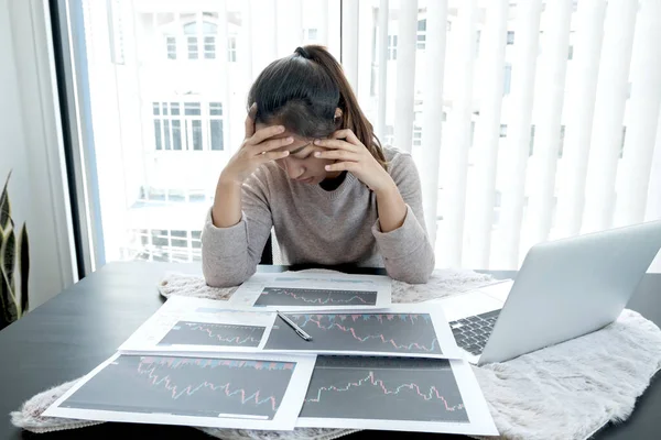 Ein Börsenmakler Mädchen Hat Stress Kopfschmerzen Analysiert Und Berechnet Den — Stockfoto