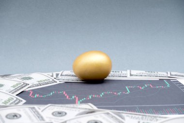 Banka doları ile birlikte altın yumurta ve hisse senedi grafiği, finansal büyüme ve iş başarı stratejileri fikirleri.