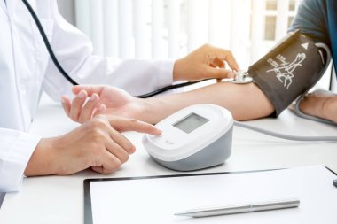Doktor kan basıncını ölçtü, hasta kalp atışlarını inceledi ve sağlık hizmetlerinden yakından bahsetti..