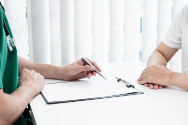 Erkek doktorlar, bir erkek hasta bir doktorla tanışıp hastalık sorunlarıyla ilgili sonuçlar aldıktan sonra tedavi önerir ve açıklar. Tıbbi ve sağlık hizmetleri kavramları.