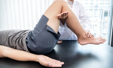Erkek hastalar muayene ve tedavi için diz ağrısı olan fizyoterapistlere danıştılar. Rehabilitasyon fizyoterapi konsepti.