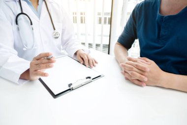 Hastaları tedavi eden kadın doktorlar fiziksel muayeneden sonra sonuçları dinlemek ve tıbbi bilgileri açıklamak ve hastalığı teşhis etmek için randevu alıyorlar. Tıbbi kavramlar ve sağlık.