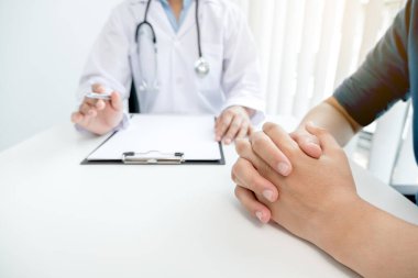 Hastaları tedavi eden kadın doktorlar fiziksel muayeneden sonra sonuçları dinlemek ve tıbbi bilgileri açıklamak ve hastalığı teşhis etmek için randevu alıyorlar. Tıbbi kavramlar ve sağlık.