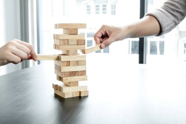 İki el tahta bloklarla oynar, kumar oynar, tahta bloklar yerleştirirdi. Yönetim ve strateji planı, büyüme işi başarı süreci ve takım çalışması riskini kavrayın.