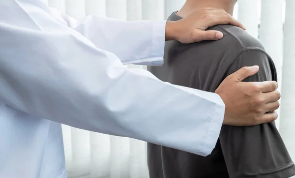Physiotherapeutinnen Leisten Männlichen Patienten Mit Schulterverletzungen Physische Hilfe Massieren Ihre — Stockfoto