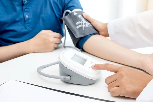 Der Arzt Maß Den Blutdruck Der Patient Untersuchte Den Herzschlag — Stockfoto