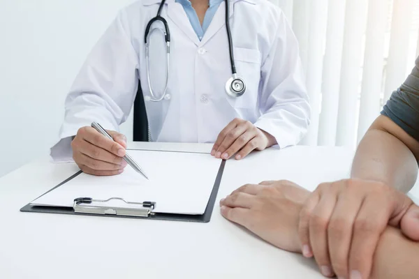 Las Mujeres Que Tratan Los Pacientes Hacen Una Cita Para — Foto de Stock