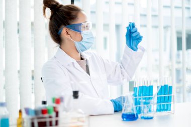 Tıp bilimcileri kimyasal laboratuarlardaki viral verileri analiz etmek için tüp bebek kimyasalları üzerinde deney yaptılar. Bilimsel araştırma kavramları.