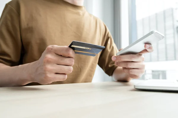 Affärsmannens Hand Att Hålla Ett Kreditkort Och Använda Smartphone För — Stockfoto