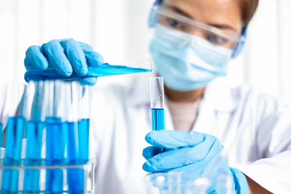 医学科学家在化学实验室进行了液体化学体外实验 以分析病毒数据 科学研究概念 — 图库照片